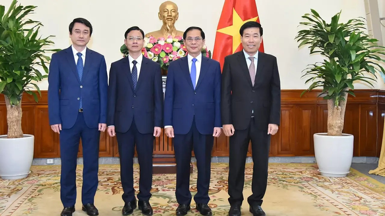 Phó Thủ tướng, Bộ trưởng Ngoại giao Bùi Thanh Sơn và các tân Thứ trưởng Bộ Ngoại giao. Ảnh: BNG. Phó Thủ tướng, Bộ trưởng Ngoại giao Bùi Thanh Sơn và các tân Thứ trưởng Bộ Ngoại giao. Ảnh: BNG.