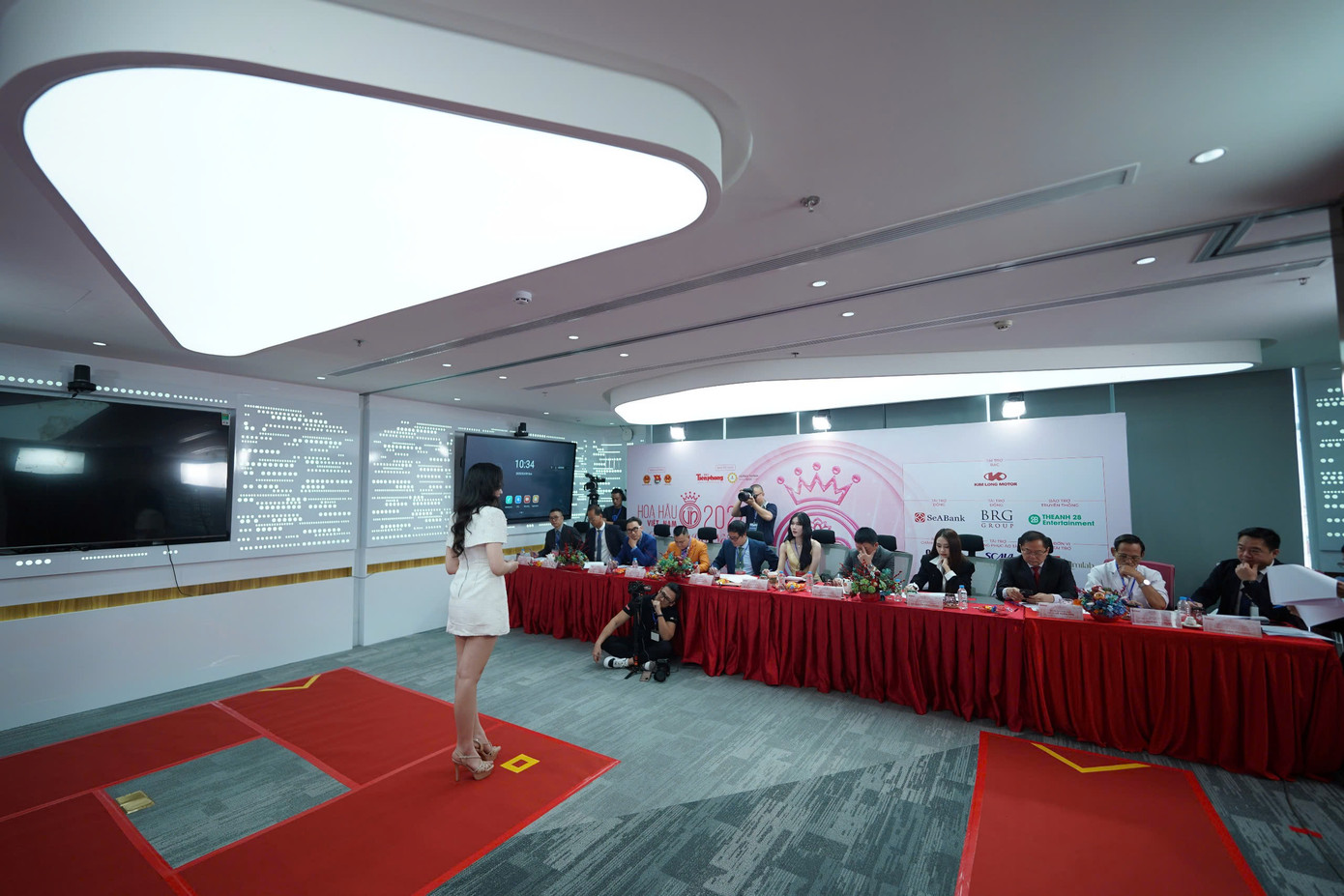 Vòng Sơ khảo Hoa hậu Việt Nam 2024 khu vực phía Nam diễn ra sáng 9/3 thu hút đông đảo thí sinh tham dự. Sau khi đo nhân trắc học, thí sinh bước vào phòng phỏng vấn kín với giám khảo.