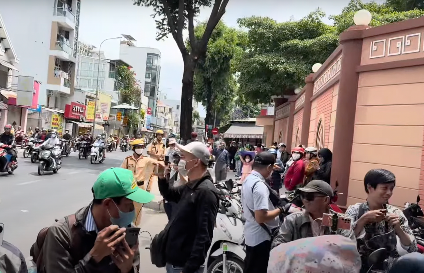 Lực lượng cảnh sát giao thông hỗ trợ giải tán đám đông, nhưng không mấy hiệu quả.