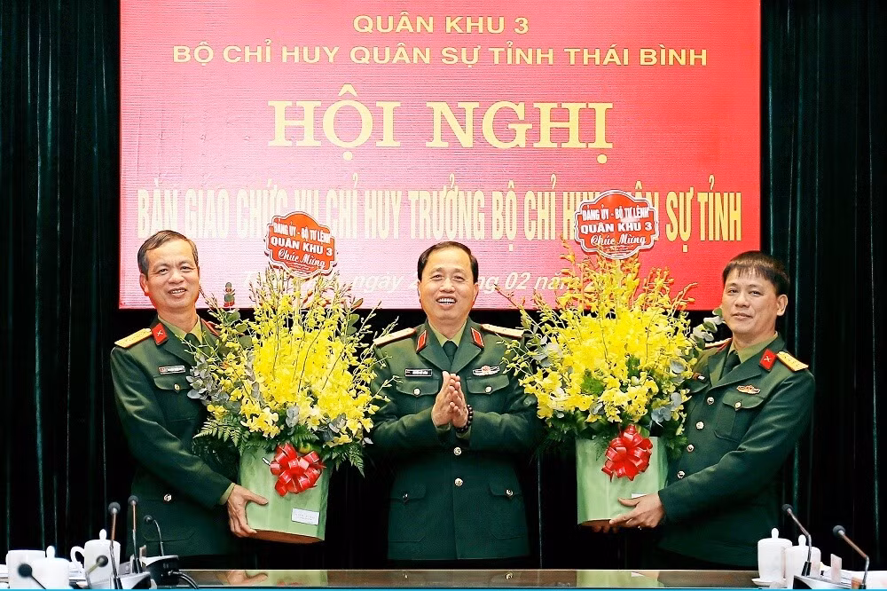 Thiếu tướng Nguyễn Đức Dũng, Phó tư lệnh - Tham mưu trưởng Quân khu 3, tặng hoa chúc mừng Đại tá Nguyễn Ngọc Tuệ và Đại tá Vũ Văn Định. Ảnh: Chinhphu.vn.