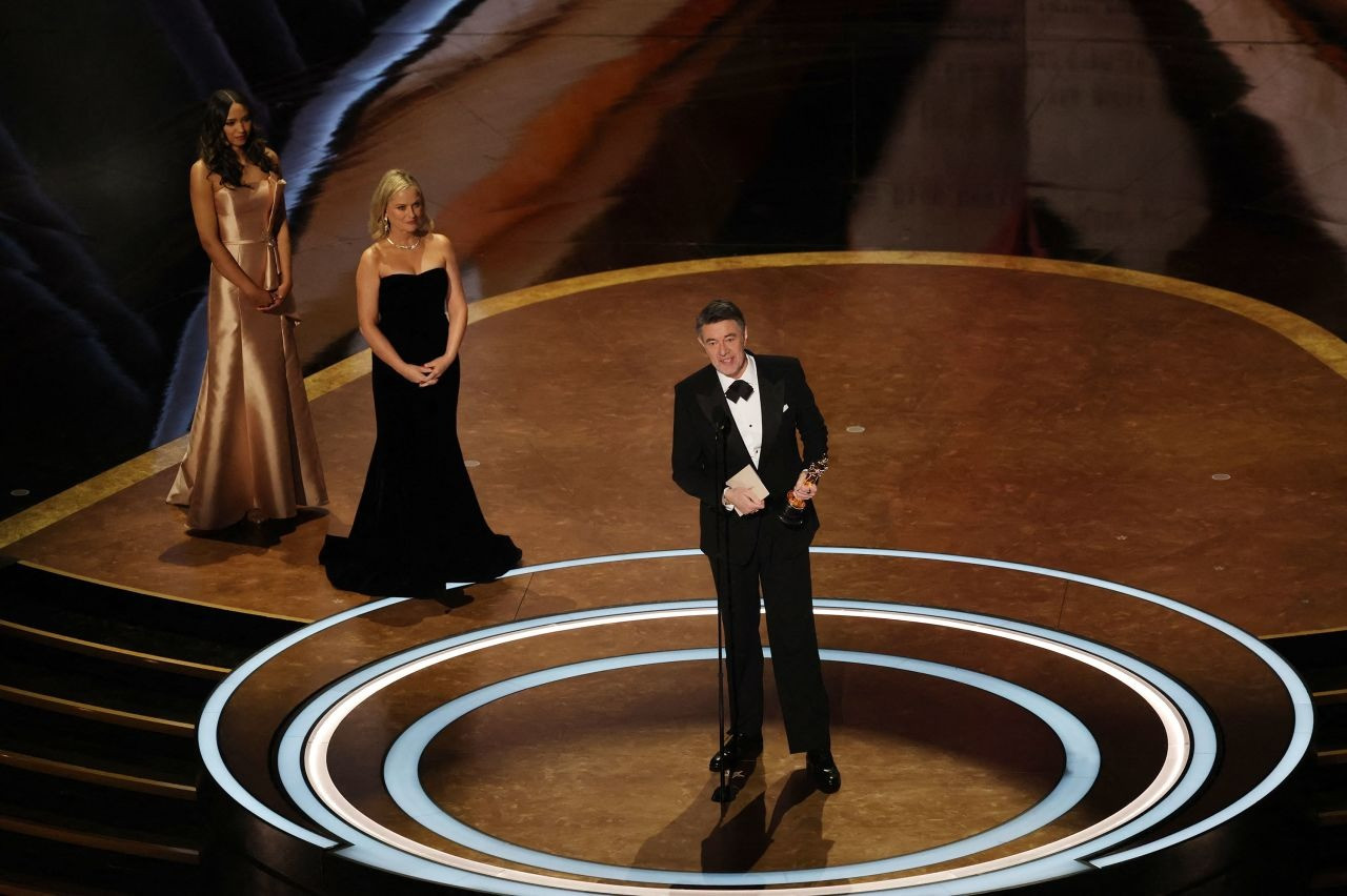 Peter Straughan nhận giải Oscar cho Kịch bản chuyển thể xuất sắc nhất cho bộ phim Conclave. Ảnh: Reuters.