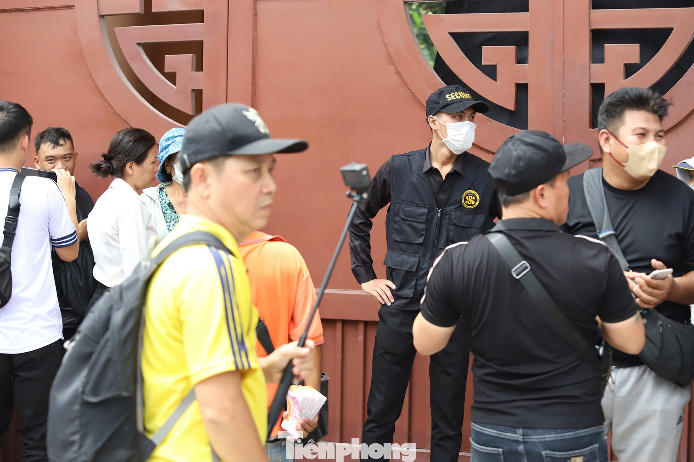 Lực lượng an ninh được bố trí canh gác trước cửa. Họ nhiều lần yêu cầu đám đông giải tán nhưng không được lắng nghe. Người dân vẫn cố chen chúc để có được những hình ảnh &quot;độc quyền&quot; tại tang lễ Quý Bình. Trên YouTube, cư dân mạng có thể dễ dàng tìm thấy những video với tiêu đề như “Toàn cảnh tang lễ Quý Bình”, “Tang lễ diễn viên Quý bình” hay “Trực tiếp tang lễ diễn viên Quý bình ngày 9/3”…