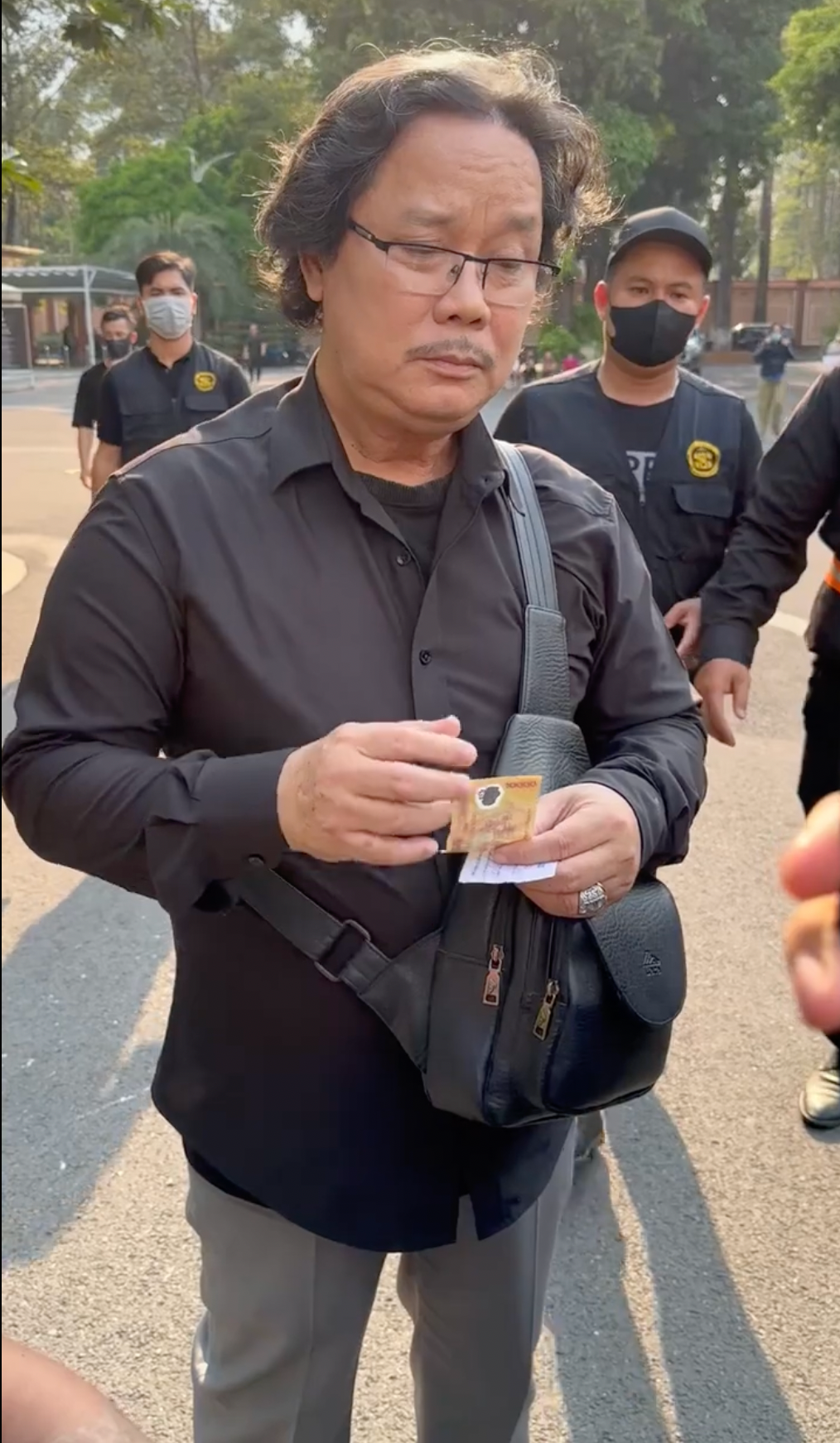 Diễn viên Công Hậu nghẹn ngào bên ngoài nơi tổ chức tang lễ. Anh cho biết sự ra đi của Quý Bình khiến anh bị sốc và tiếc nuối. Đối với anh, 42 tuổi là độ tuổi còn quá trẻ để rời xa nhân thế. Anh cũng khuyên mọi người quan tâm đến sức khỏe nhiều hơn.