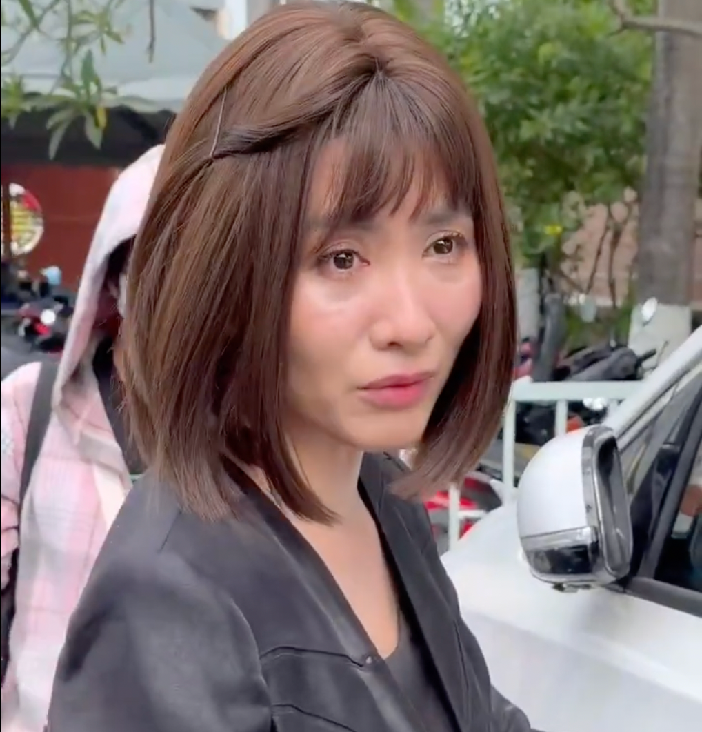 Diễn viên Nguyệt Ánh lộ vẻ bơ phờ và đôi mắt sưng đỏ sau khi vào viếng người anh, người đồng nghiệp mà cô yêu mến.