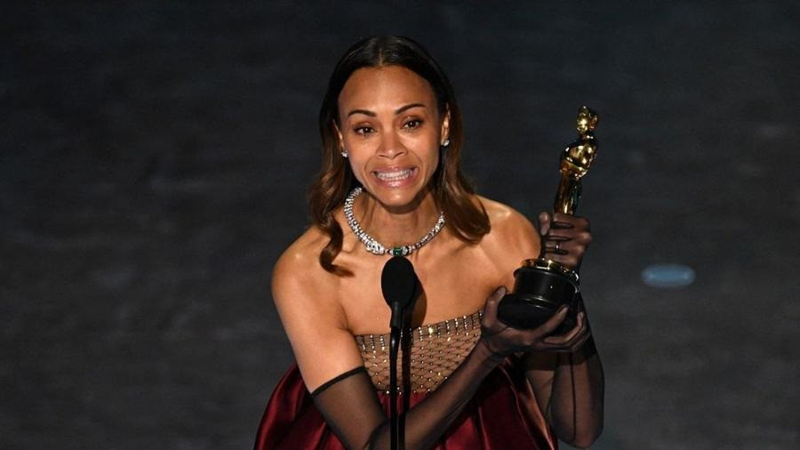 Zoe Saldaña nhận giải Nữ diễn viên phụ xuất sắc nhất. Ảnh: Getty Images.