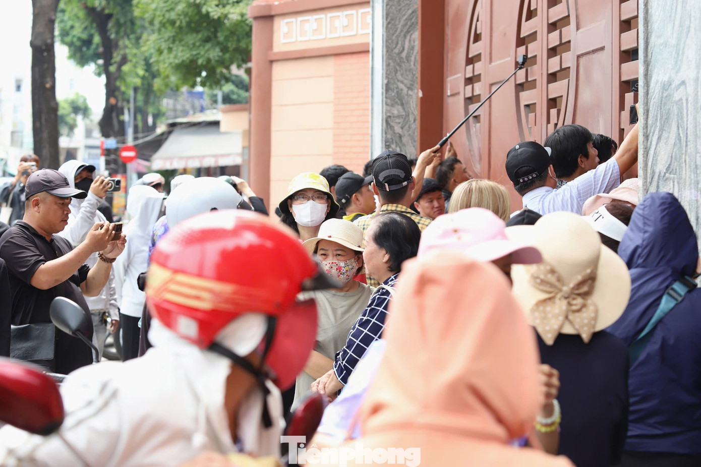 Theo ghi nhận của phóng viên Tiền Phong, những vị khách không mời vây kín bên ngoài cổng nhà tang lễ. Bất chấp yêu cầu từ ban tổ chức là tôn trọng sự riêng tư của gia đình, không quay phim, chụp ảnh hay livestream, các YouTuber, TikToker vẫn cố dùng điện thoại quay phim qua những khe hở trên cổng.