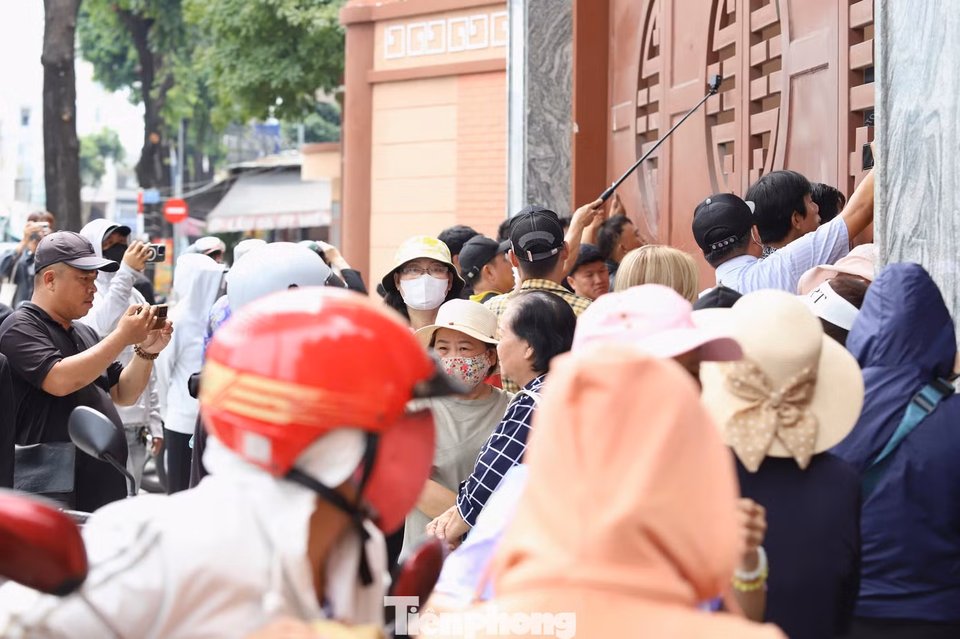 Theo ghi nhận của phóng viên Tiền Phong, những vị khách không mời vây kín bên ngoài cổng nhà tang lễ. Bất chấp yêu cầu từ ban tổ chức là tôn trọng sự riêng tư của gia đình, không quay phim, chụp ảnh hay livestream, các YouTuber, TikToker vẫn cố dùng điện thoại quay phim qua những khe hở trên cổng.