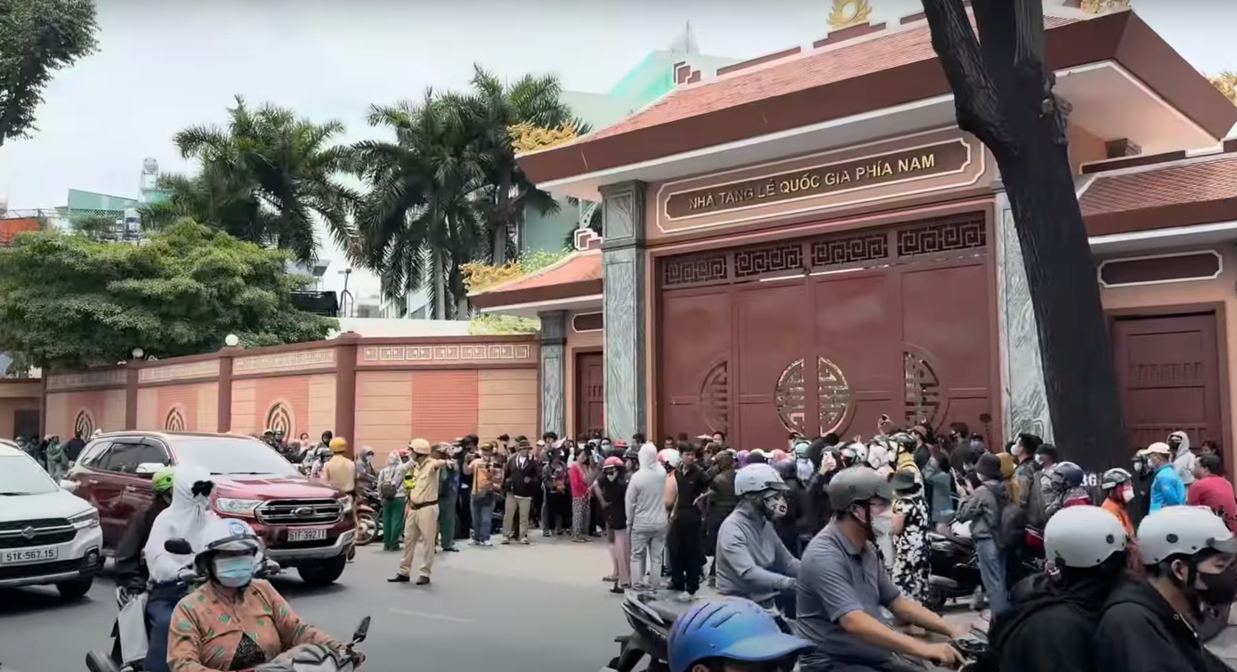 Sáng 9/3, cổng nhà tang lễ quốc gia phía Nam được vây kín bởi đám đông. Ngoài những người hiếu kỳ và TikToker, YouTuber livestream, không ít khán giả thực sự yêu mến Quý Bình đến tiễn đưa anh đoạn đường cuối cùng.