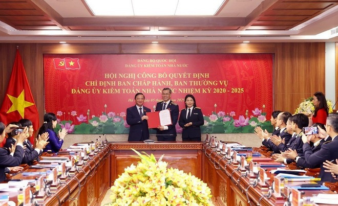 Phó Chủ tịch Quốc hội Nguyễn Khắc Định trao Quyết định chỉ định Ban Chấp hành, Ban Thường vụ, Bí thư, Phó Bí thư Đảng ủy Kiểm toán Nhà nước nhiệm kỳ 2020-2025. Ảnh: TTXVN.