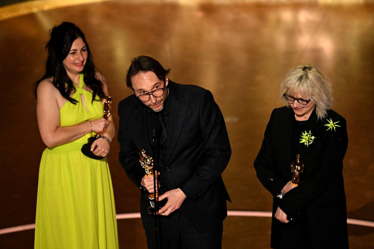 (Từ trái sang phải) Marilyne Scarselli, Pierre-Olivier Persin và Stephanie Guillon nhận giải thưởng danh giá. Ảnh: CNN.