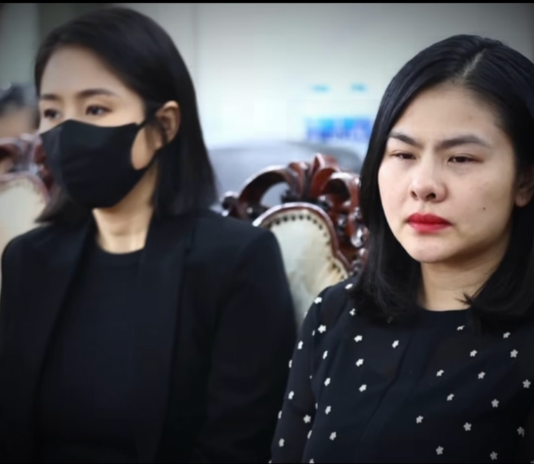 Lê Phương, Minh Hằng và Vân Trang không kìm được nước mắt khi đến tiễn đưa Quý Bình vào ngày 8/3. Cả ba đều từng hợp tác với nam diễn viên quá cố trong các dự án phim, trong đó Lê Phương có 8 năm yêu Quý Bình, từ thời sinh viên.