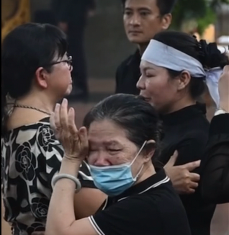 Vợ Quý Bình được nghệ sĩ động viên trong tang lễ. Cư dân mạng xót xa trước vẻ tiều tụy của Ngọc Tiền. Nhiều người cho rằng cộng đồng mạng nợ nữ doanh nhân một lời xin lỗi vì trước đó nghi ngờ cô bỏ rơi Quý Bình khi anh lâm vào tình cảnh khó khăn. Tuy nhiên, Ngọc Tiền chính là người đồng hành cùng Quý Bình trong suốt 5 năm chống chọi với bạo bệnh, vẫn chấp nhận làm vợ và sinh con cho nam diễn viên dù biết tình trạng của anh.