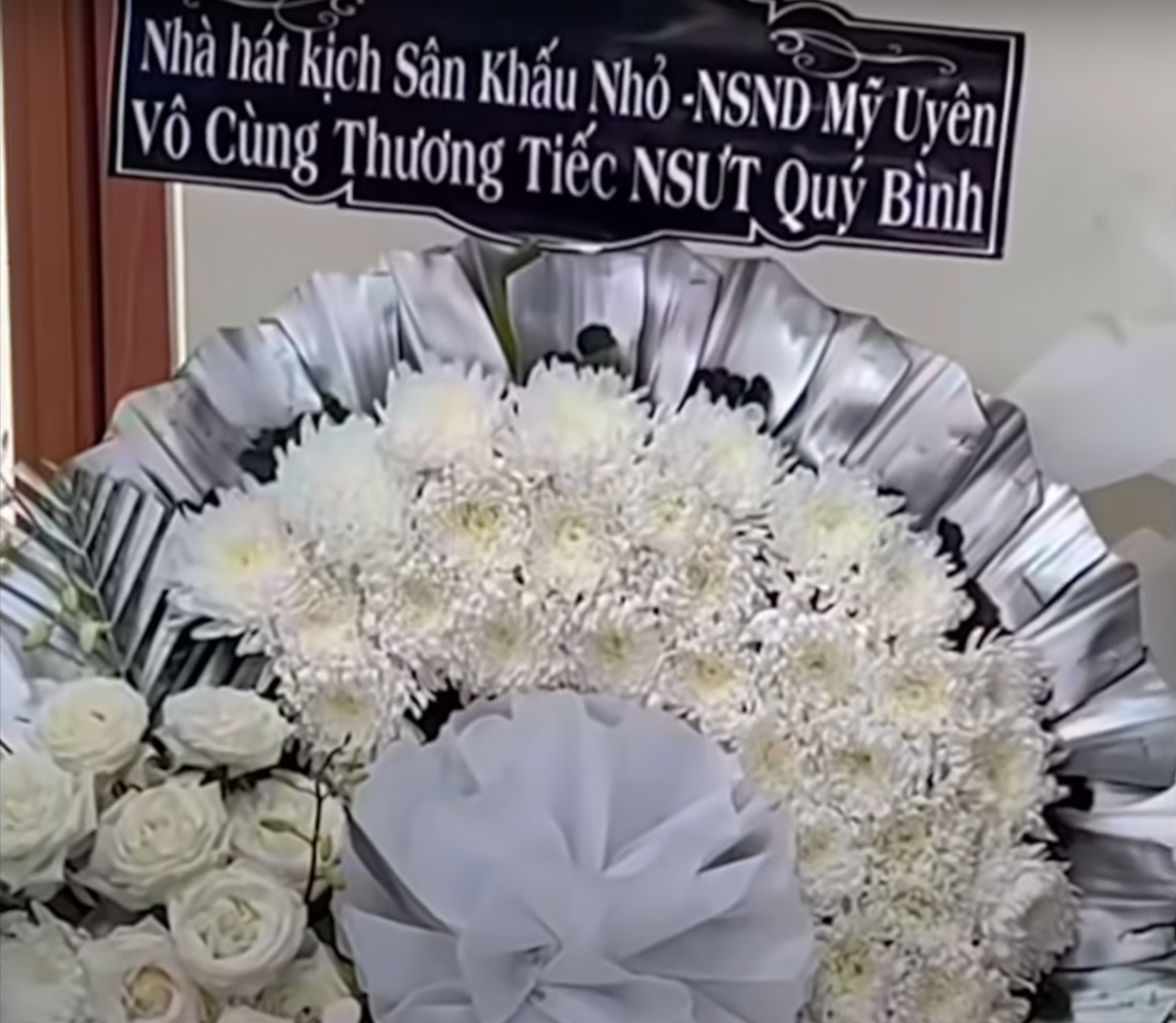 Nhiều nghệ sĩ Việt gửi vòng hoa đến tang lễ. Trước đó, trong cáo phó, gia đình cho biết không nhận vòng hoa hay phúng điếu.