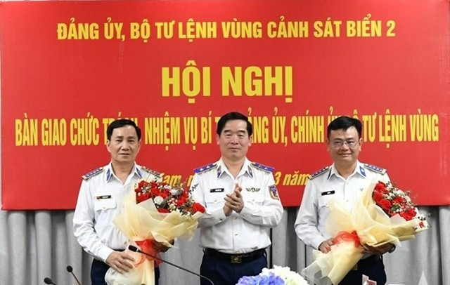 Trung tướng Bùi Quốc Oai, Chính ủy Cảnh sát biển Việt Nam tặng hoa chúc mừng các đồng chí nhận quyết định cán bộ. Ảnh: Chinhphu.vn.