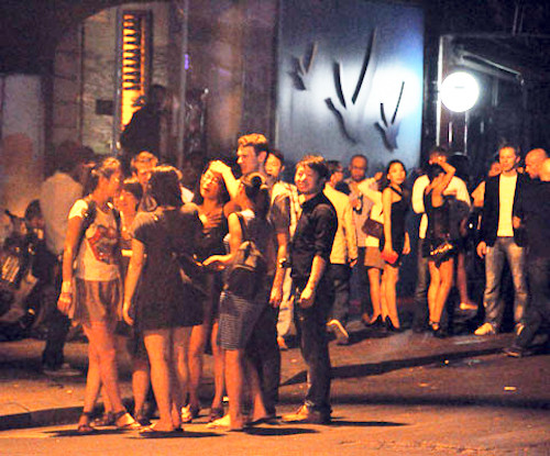 Nhiều loại rượu nhãn mác nước ngoài hết hạn sử dụng và không có giấy phép kinh doanh.