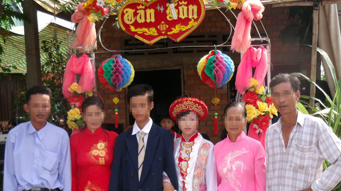 Đám cưới của chú rể 14 tuổi và cô dâu 17 tuổi tại xã Hưng Điền B, huyện Tân Hưng, tỉnh Long An Đám cưới của chú rể 14 tuổi và cô dâu 17 tuổi tại xã Hưng Điền B, huyện Tân Hưng, tỉnh Long An