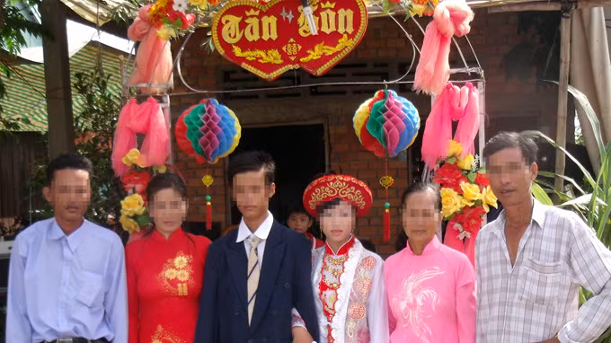 Đám cưới của chú rể 14 tuổi và cô dâu 17 tuổi tại xã Hưng Điền B, huyện Tân Hưng, tỉnh Long An Ảnh: V.Đ