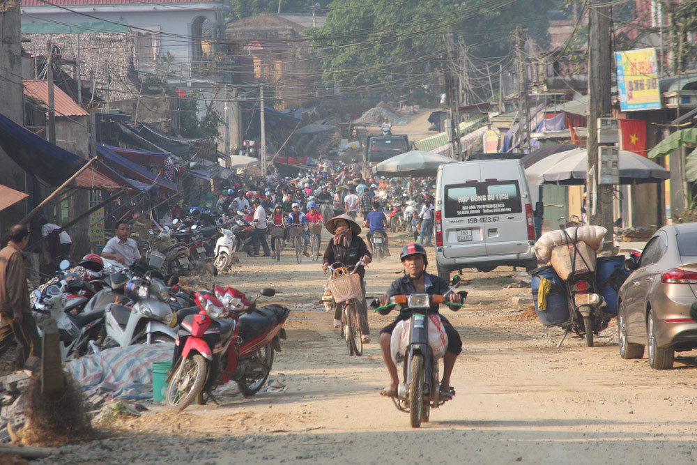 Săn 'đặc sản' nghe tên đã rùng mình ở chợ phiên Lũng Niêm ảnh 1