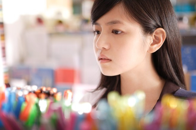 Dù đã 28 tuổi khi tham gia bộ phim này nhưng cô vẫn chứng tỏ mình phù hợp với tạo hình nữ sinh. Dù đã 28 tuổi khi tham gia bộ phim này nhưng cô vẫn chứng tỏ mình phù hợp với tạo hình nữ sinh