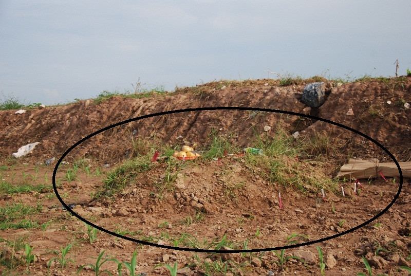 Phần thi thể không đầu của nạn nhân đang được mai táng tạm thời tại huyện Phúc Thọ, Hà Nội.