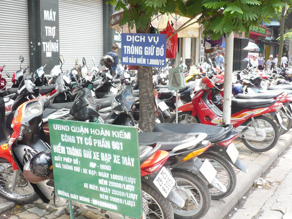 Theo Phó Thủ tướng Nguyễn Xuân Phúc, không nước nào sử dụng vỉa hè như nước ta. Ảnh: Trọng Đảng