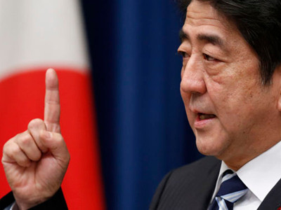 Thủ tướng Nhật Shinzo Abe sẽ gửi đặc sứ trao tận tay thư cho Tổng thư ký NATO Anders Fogh Rasmussen - Ảnh: Reuters