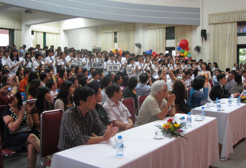 Đại biểu, khách mời đến tham dự lễ khai giảng 2013 - 2014