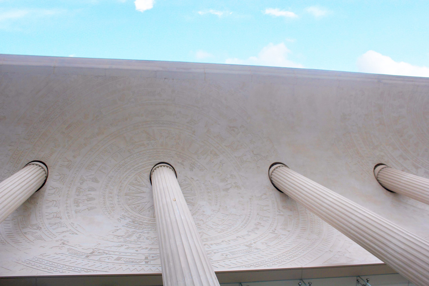 Điểm nhấn của Nhà hát là thiết kế kiến trúc châu Âu với 52 cột đá, mỗi cột cao 18m, được nhập khẩu từ Tây Ban Nha. Ngoài ra, nhiều chi tiết bên trong được khắc họa tinh xảo như trần nhà với họa tiết trống đồng Đông Sơn, hoa văn chim hạc, nhạc cụ dân tộc, rùa vàng trao kiếm...