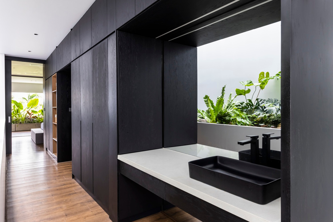 Ngôi nhà sẽ được hưởng lợi từ luồng không khí ổn định quanh năm, khi những làn gió mát tràn vào bên trong từ nhiều góc độ, uốn khúc qua các khu vực khác nhau trước khi tiêu tan qua mái nhà và những cánh cửa mở ở mặt tiền.