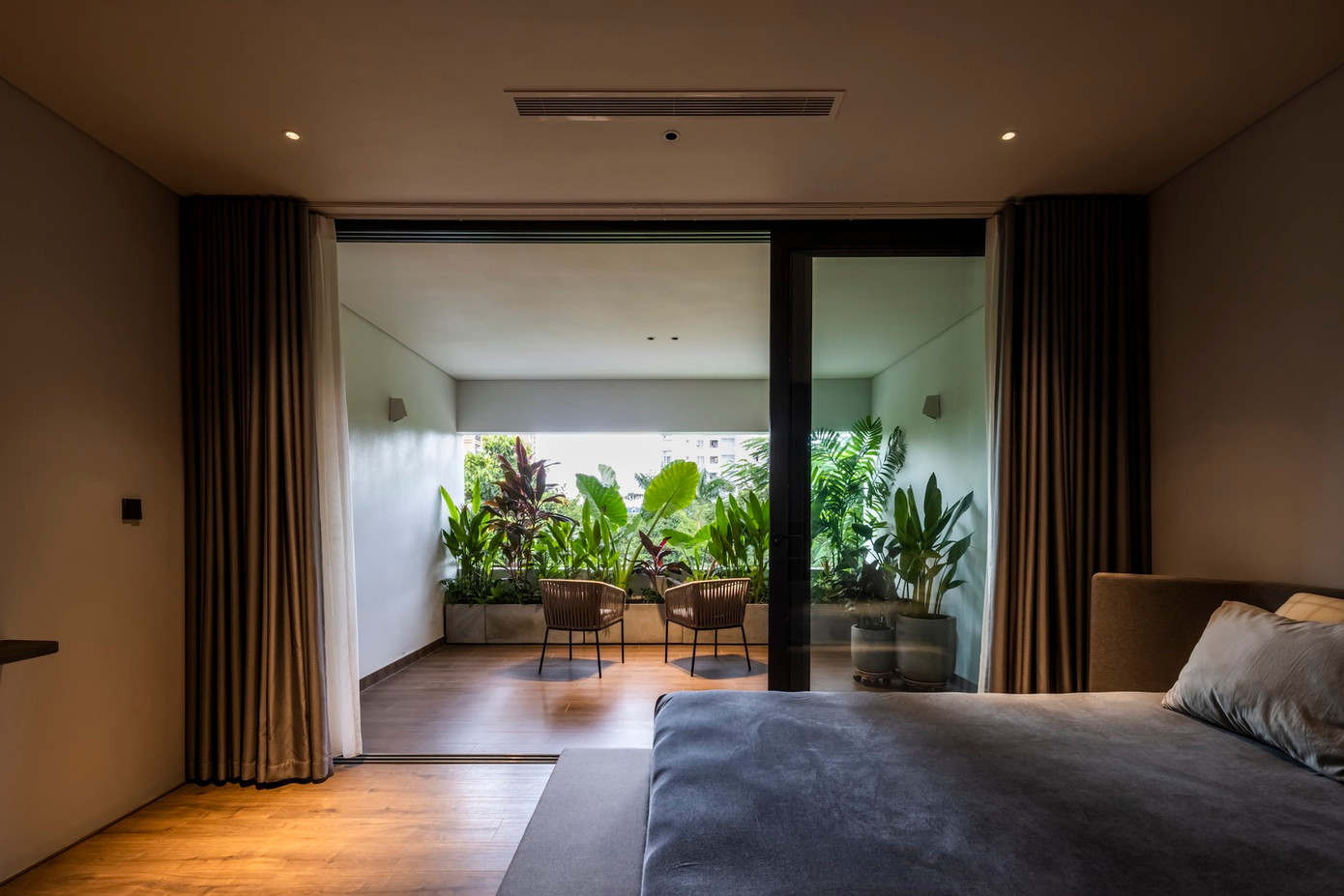 Nội thất của ngôi nhà được bố trí có chủ ý với các khu vực chức năng mở và liên kết với nhau, tạo ra những khoảng trống giúp nâng cao tính thẩm mỹ và cảm nhận về không gian.