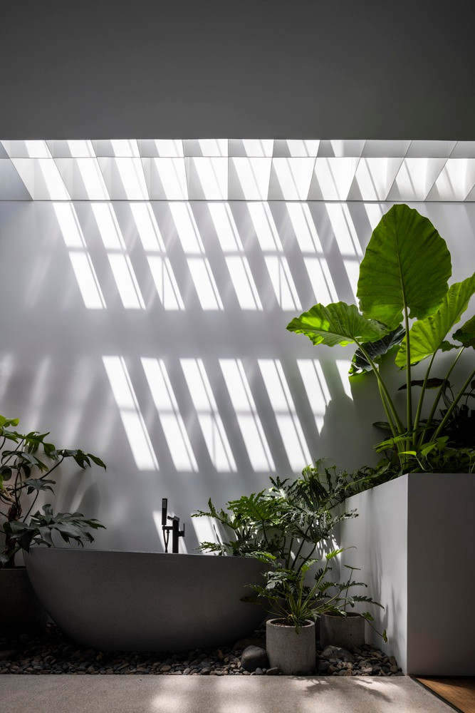 Sự xâm nhập của ánh sáng tự nhiên vào các phòng được tạo điều kiện thuận lợi nhờ sự hiện diện của các khẩu độ trên hai mặt tiền của ngôi nhà và một khẩu độ theo chiều dọc.