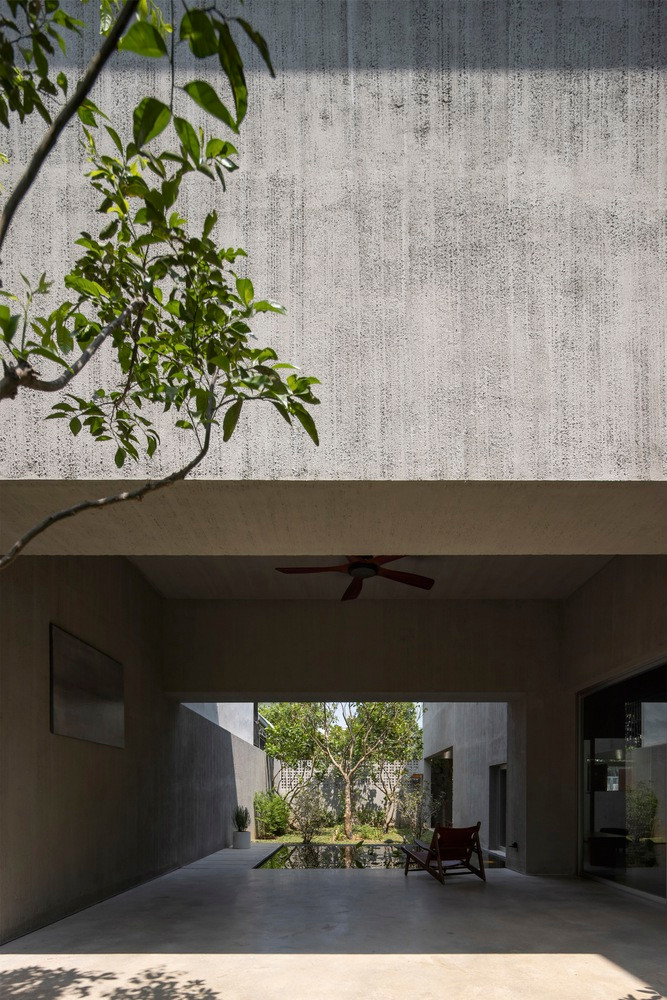 Khu đất mới được sử dụng làm sân vườn có mặt trước theo Tây, mặt sau quay về hướng Đông (gần khu nhà thấp tầng lân cận) để giúp ngôi nhà giảm thiểu sức nóng và bức xạ mặt trời trong mùa hè.