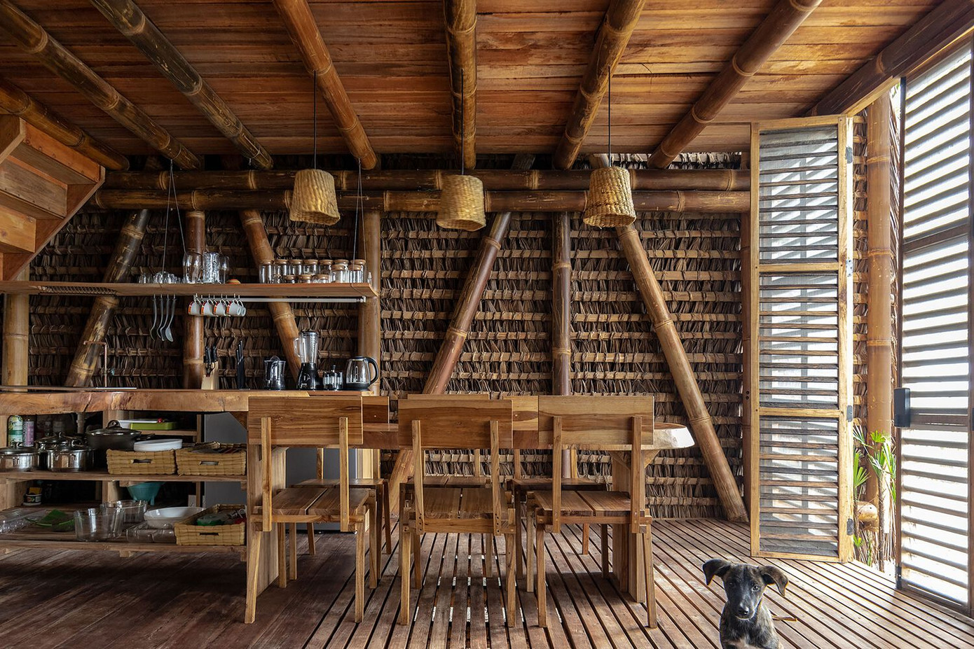 Không gian phòng khách gắn liền với khu vực nấu bếp và sân hiên để gia đình ăn uống. Không gian phòng khách gắn liền với khu vực nấu bếp và sân hiên để gia đình ăn uống.