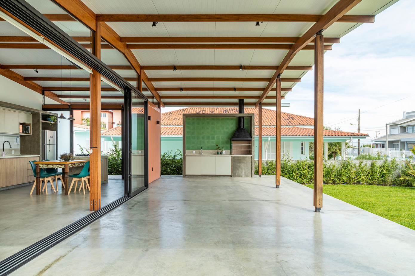 Một khung lớn cho phép các không gian kết nối với hiên và chiếm ba mô - đun phía trước của ngôi nhà. Một khung lớn cho phép các không gian kết nối với hiên và chiếm ba mô - đun phía trước của ngôi nhà.