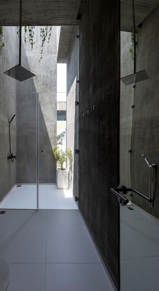 Dựa trên hệ thống khung kết cấu bê tông, cao độ tầng 1, cao độ tầng 2, mái nhà và các kích thước cố định của tòa nhà hiện tại, kiến trúc sư đã tạo ra một kết cấu hình chữ T.