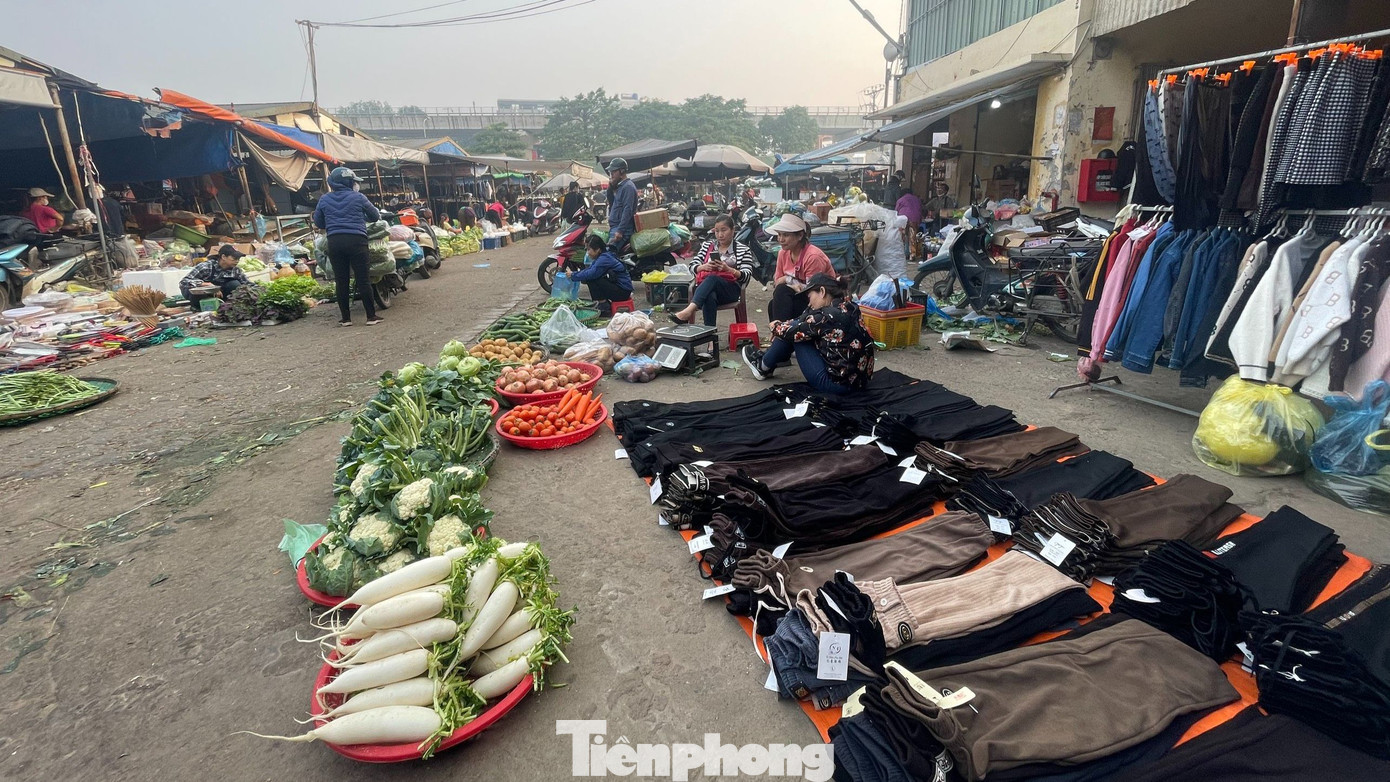 Trong thời gian dài Chợ Đầu mối Minh Khai bị tiểu thương và người dân phản ánh về việc cơ sở hạ tầng xập xệ, xuống cấp nghiêm trọng. (Ảnh: Lập Đông)