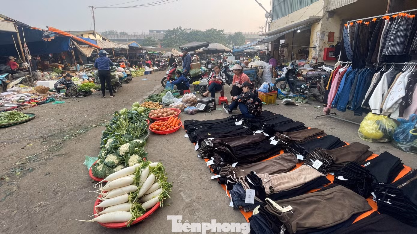 Trong thời gian dài Chợ Đầu mối Minh Khai bị tiểu thương và người dân phản ánh về việc cơ sở hạ tầng xập xệ, xuống cấp nghiêm trọng. (Ảnh: Lập Đông)
