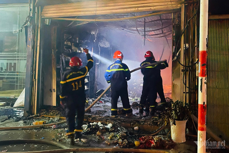 Lực lượng công an đang phun nước dập đám cháy. Ảnh: H.A