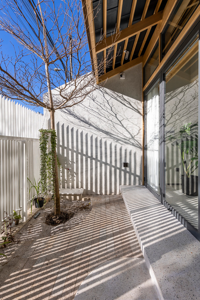 Ý tưởng thiết kế xuất phát từ mong muốn nhu cầu công năng cơ bản, đơn giản và phải mang lại sự ấm áp, gần gũi; ngôi nhà là sợi dây liên kết giữa các thành viên trong gia đình. Ý tưởng thiết kế xuất phát từ mong muốn nhu cầu công năng cơ bản, đơn giản và phải mang lại sự ấm áp, gần gũi; ngôi nhà là sợi dây liên kết giữa các thành viên trong gia đình.