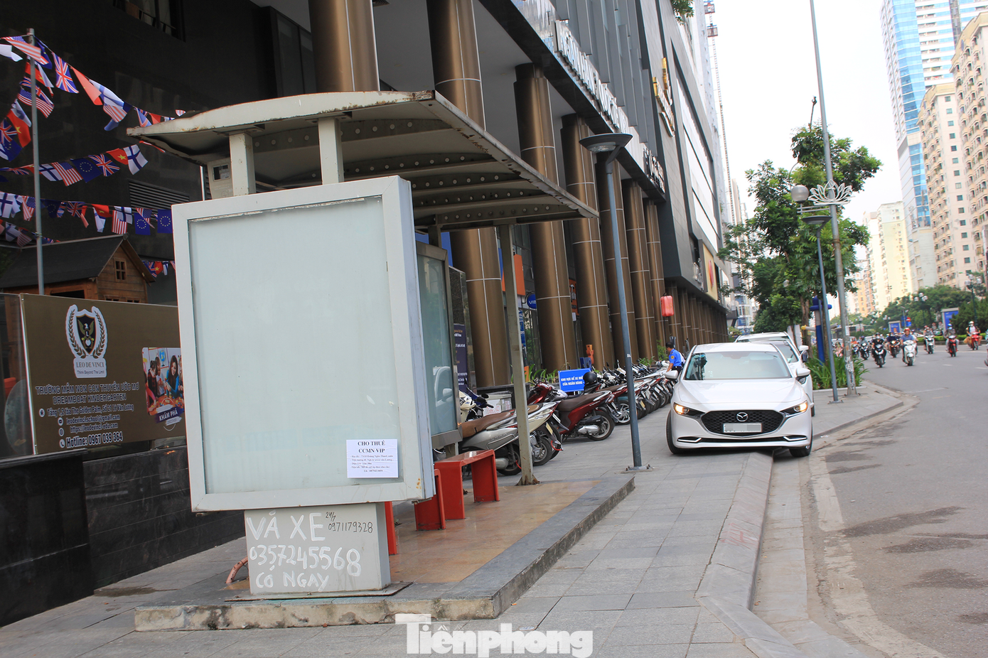 Nhiều dự án chung cư trên đường Lê Văn Lương (quận Thanh Xuân) tự ý san hạ cốt nền vỉa hè để làm lối đi riêng cho ô tô và xe máy vào tòa nhà. (Ảnh: Lập Đông)