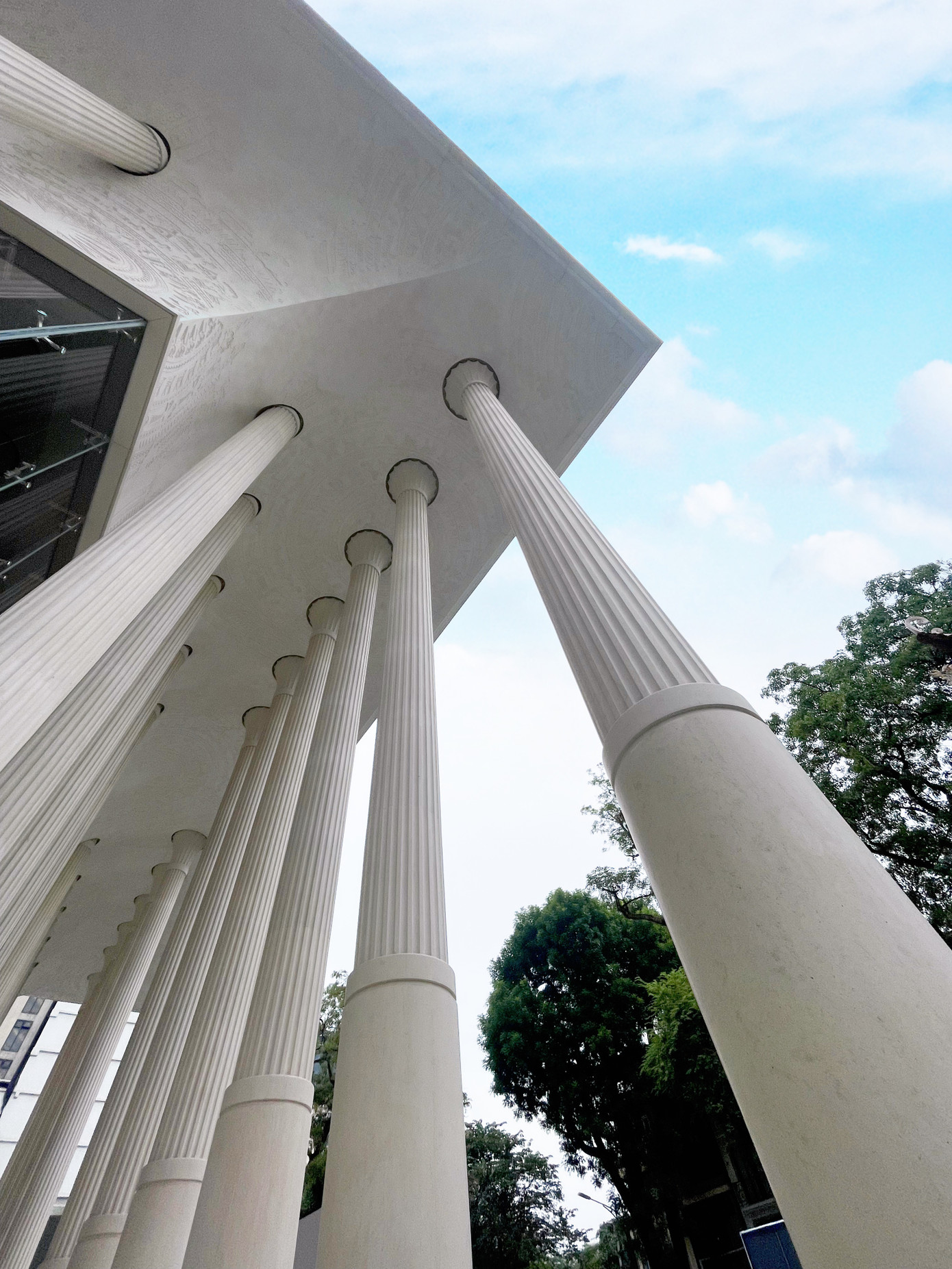 Điểm nhấn của Nhà hát là thiết kế kiến trúc châu Âu với 52 cột đá, mỗi cột cao 18m, được nhập khẩu từ Tây Ban Nha. Ngoài ra, nhiều chi tiết bên trong được khắc họa tinh xảo như trần nhà với họa tiết trống đồng Đông Sơn, hoa văn chim hạc, nhạc cụ dân tộc, rùa vàng trao kiếm...