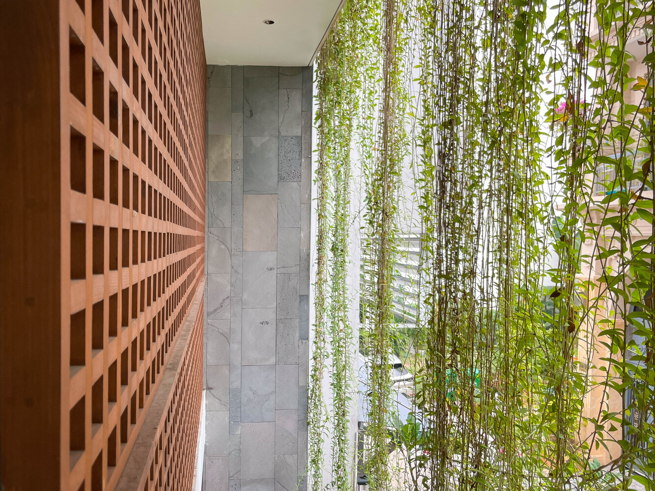 Lớp thứ hai là lớp vải được tạo thành từ các thanh gỗ được thiết kế theo hệ thống hình vuông nhằm giảm 50% ánh sáng trực tiếp từ mặt trời.