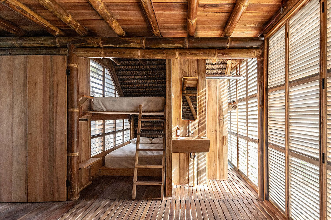 Các không gian trong nhà đều mở, tạo ra một hành lang tiện ích giúp tăng cường thông gió xuyên suốt ngôi nhà. Các không gian trong nhà đều mở, tạo ra một hành lang tiện ích giúp tăng cường thông gió xuyên suốt ngôi nhà.