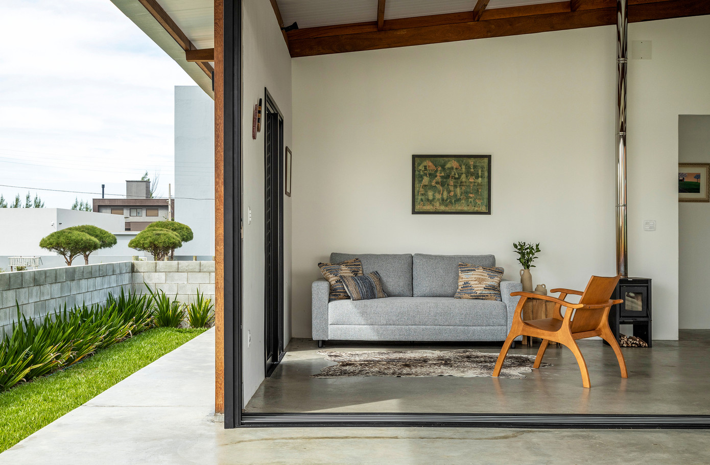 Mái đầu hồi lát gạch sandwich để tạo ra sân hiên rợp bóng mát. Mái đầu hồi lát gạch sandwich để tạo ra sân hiên rợp bóng mát.