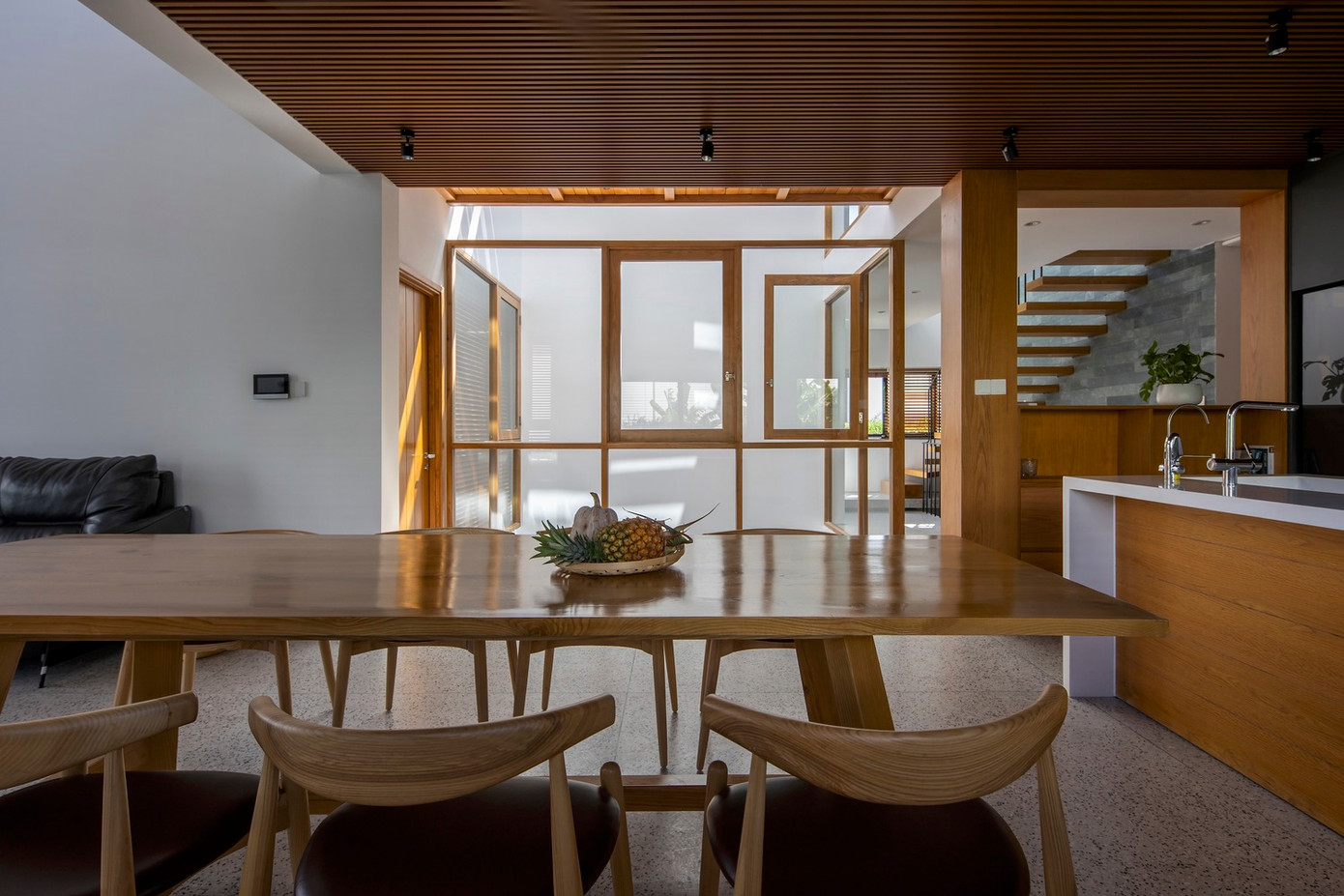 Đây được coi là một trong những công trình kết hợp hài hòa giữa không gian sống và khu vực làm việc, vừa mang lại hiệu quả công việc, vừa không làm mất đi chức năng gắn kết, tạo sự thoải mái, thuận tiện cho sinh hoạt gia đình.