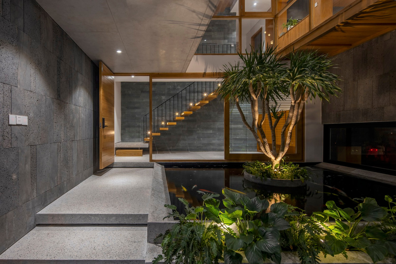 Sân trong là trục kết nối các không gian chính để mọi thành viên trong gia đình luôn có thể nhìn thấy và trò chuyện với nhau, từ đó tăng thêm sự gần gũi, gắn kết.