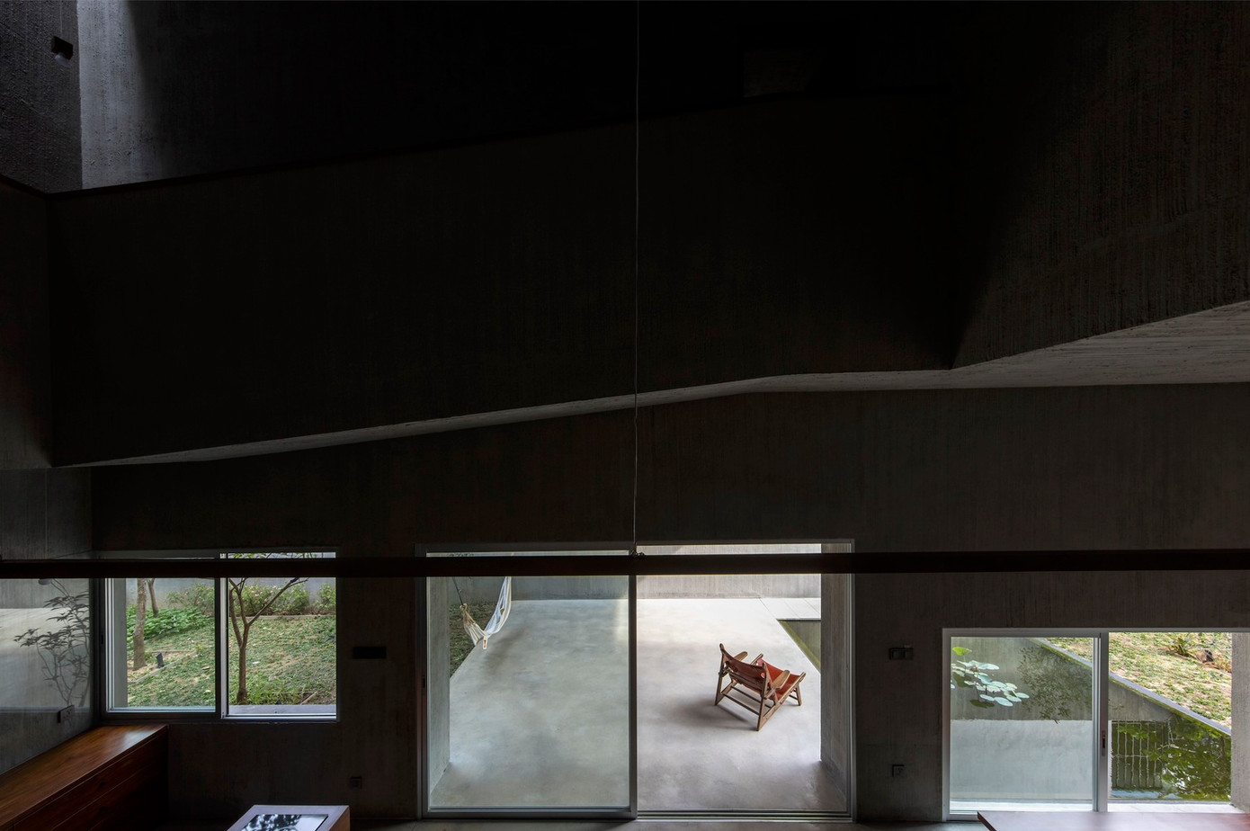 Phòng ăn có tầm nhìn ra bể cá và sân vườn giúp không gian luôn được mát mẻ.