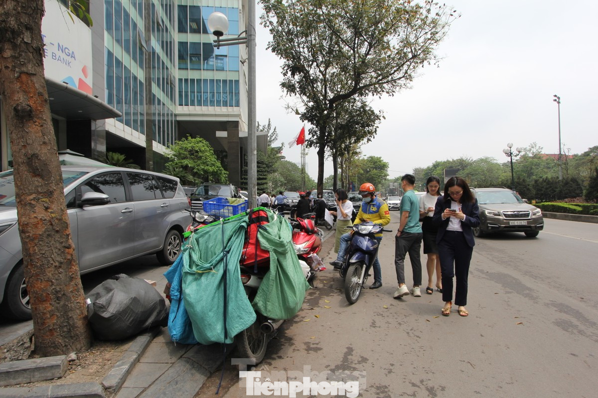 Nhiều năm qua, tuyến đường Lê Văn Lương thường xuyên là điểm nóng về ùn tắc giao thông do mật độ xây dựng quá cao với 2km mà "cõng" tới 40 tòa cao ốc. (Ảnh: Lập Đông)