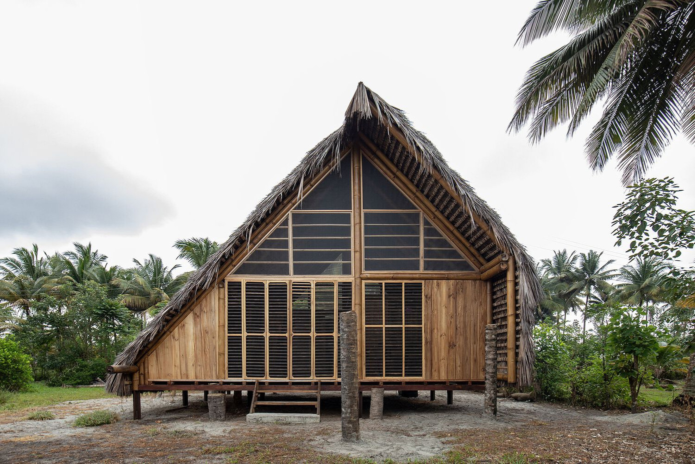 Ý tưởng của các kiến trúc sư là dựng nên một ngôi nhà có chất lượng cách nhiệt cao, giúp gia đình giảm việc sử dụng quạt và điều hòa không khí. Ý tưởng của các kiến trúc sư là dựng nên một ngôi nhà có chất lượng cách nhiệt cao, giúp gia đình giảm việc sử dụng quạt và điều hòa không khí.