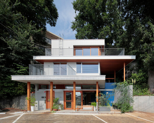 Tầng 2 và 3 được xây dựng bằng gỗ để giảm trọng lực lên móng. Tầng 2 và 3 được xây dựng bằng gỗ để giảm trọng lực lên móng.